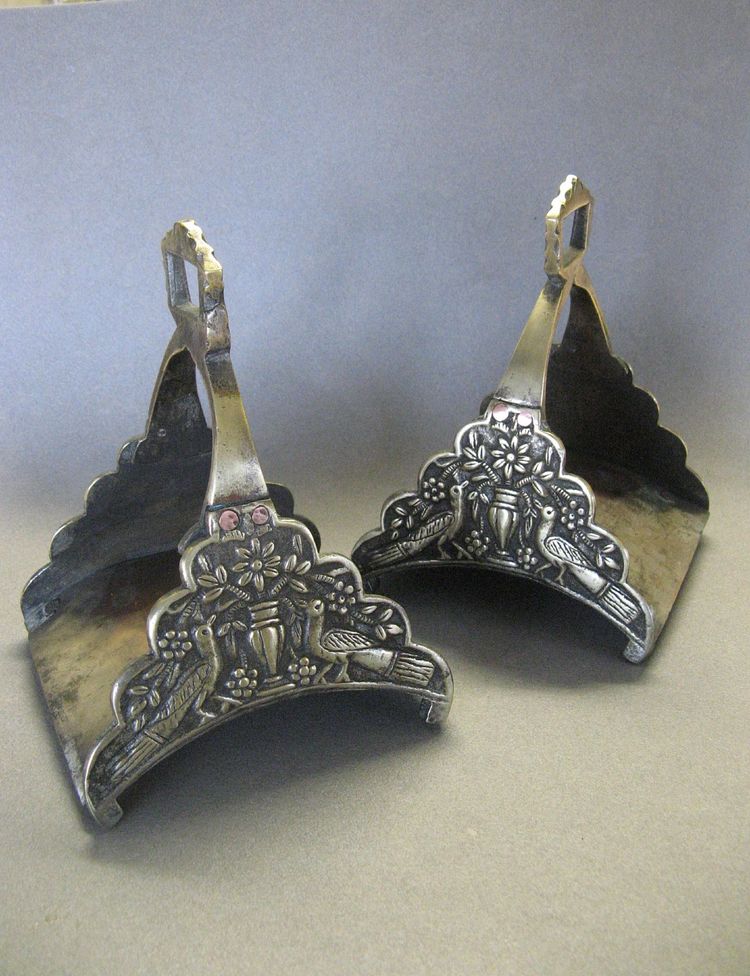 Paire d'Etriers En Bronze Empire Ottoman XIXe.