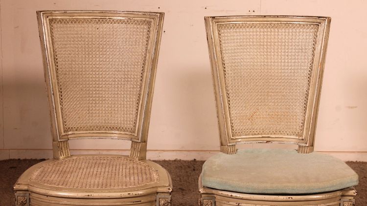 suite de 12 chaises de style Louis XVI en bois polychrome -19° siècle