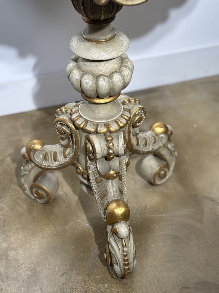 Tavolo rotondo con piedistallo in legno dipinto, piano dipinto effetto marmo, fine XIX secolo