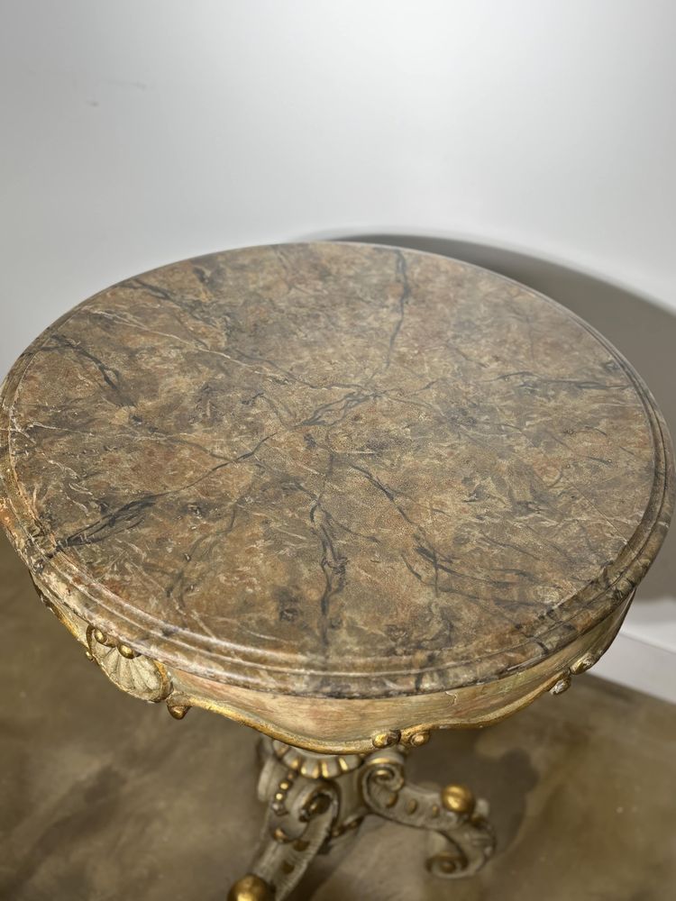 Tavolo rotondo con piedistallo in legno dipinto, piano dipinto effetto marmo, fine XIX secolo