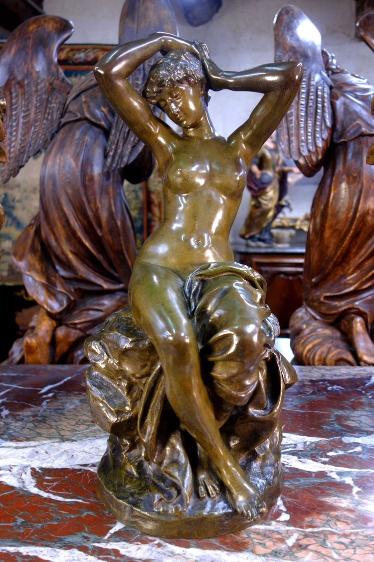 Baigneuse s’attachant les cheveux – Bronze signé Friedrich Beer