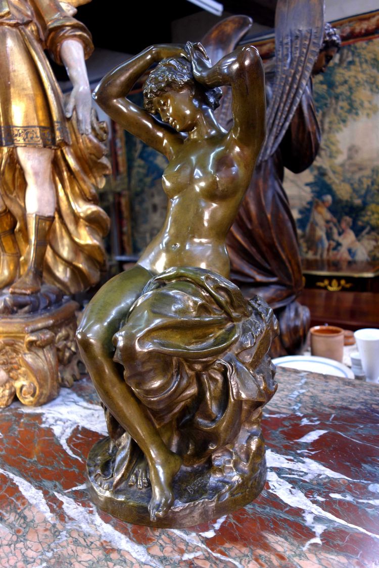 Baigneuse s’attachant les cheveux – Bronze signé Friedrich Beer