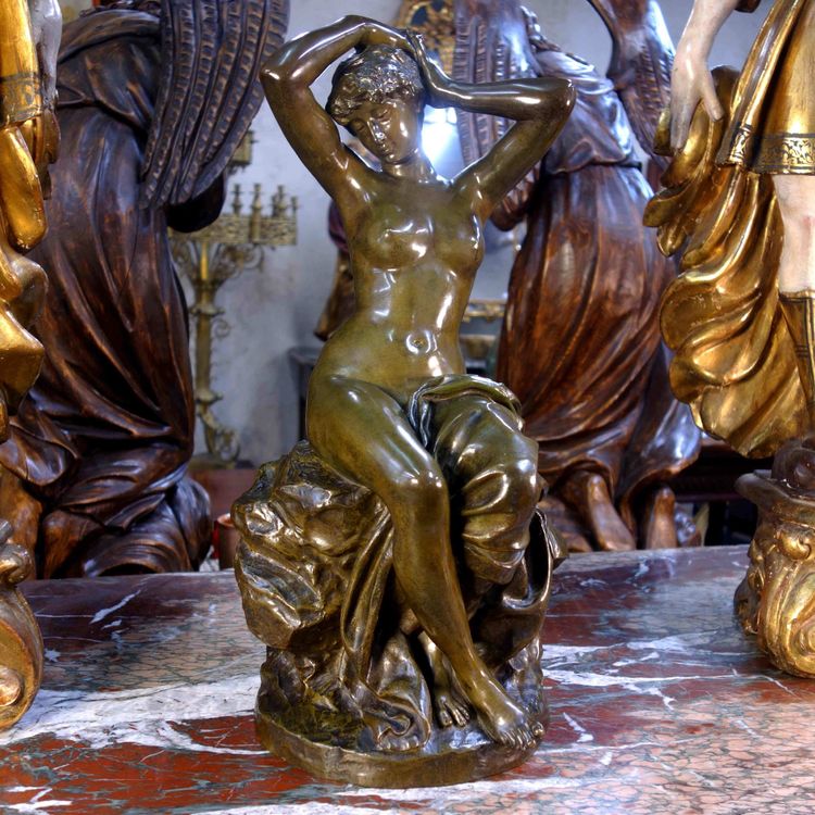Baigneuse s’attachant les cheveux – Bronze signé Friedrich Beer