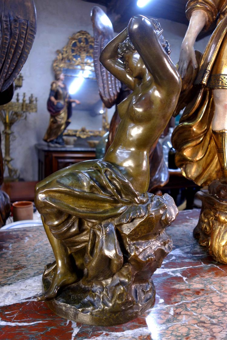 Baigneuse s’attachant les cheveux – Bronze signé Friedrich Beer