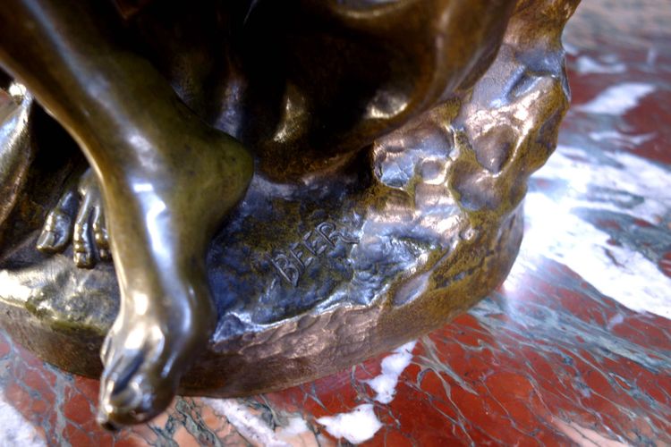 Baigneuse s’attachant les cheveux – Bronze signé Friedrich Beer