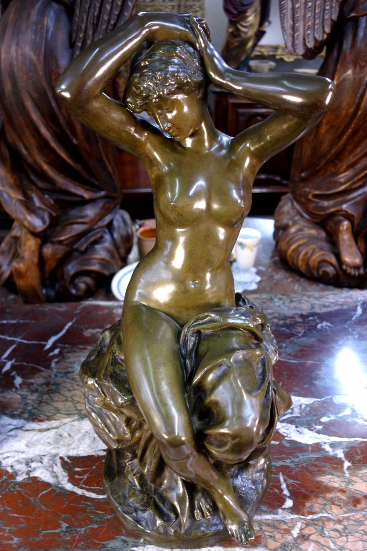 Baigneuse s’attachant les cheveux – Bronze signé Friedrich Beer