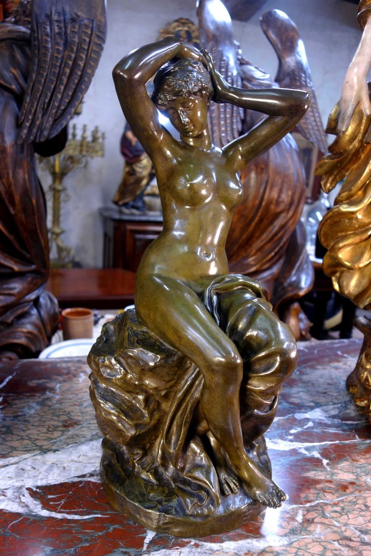 Baigneuse s’attachant les cheveux – Bronze signé Friedrich Beer