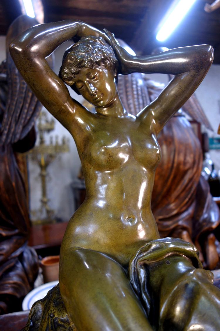 Baigneuse s’attachant les cheveux – Bronze signé Friedrich Beer