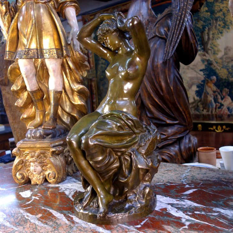 Baigneuse s’attachant les cheveux – Bronze signé Friedrich Beer
