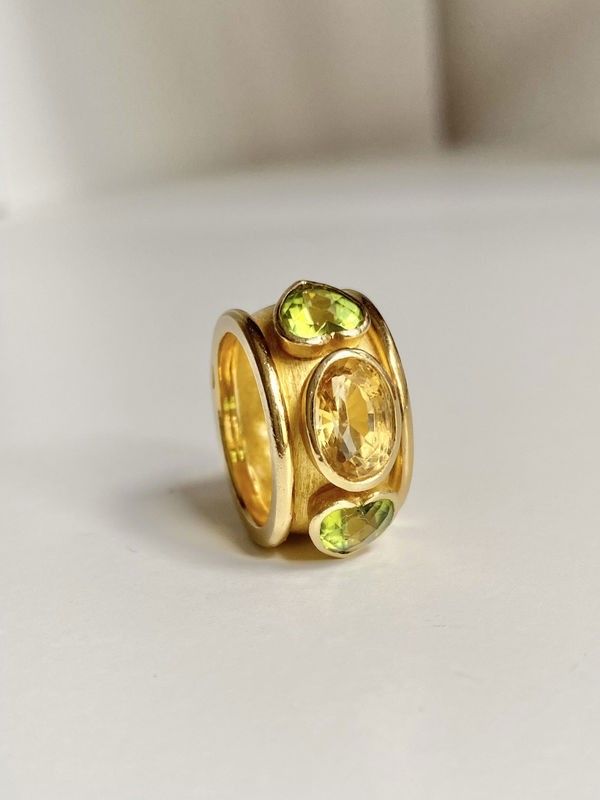 Large bague en or jaune 18K citrine et péridots