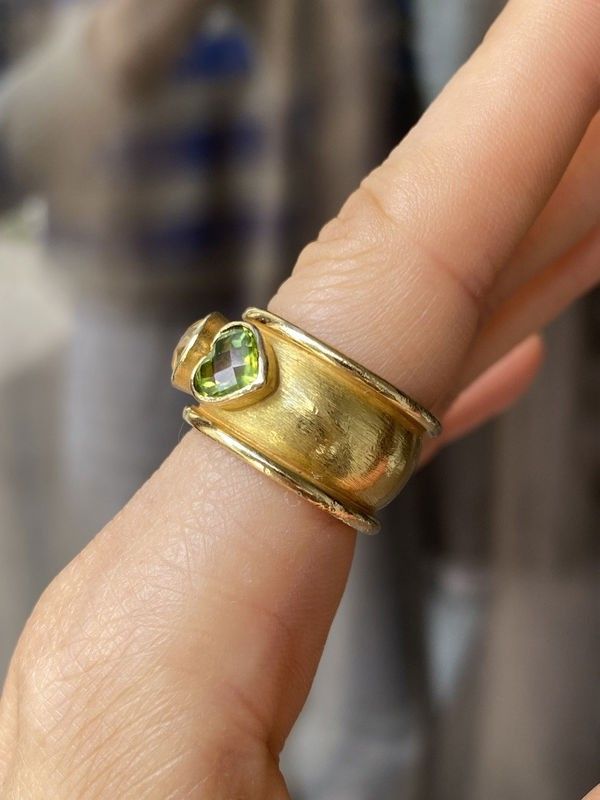 Large bague en or jaune 18K citrine et péridots