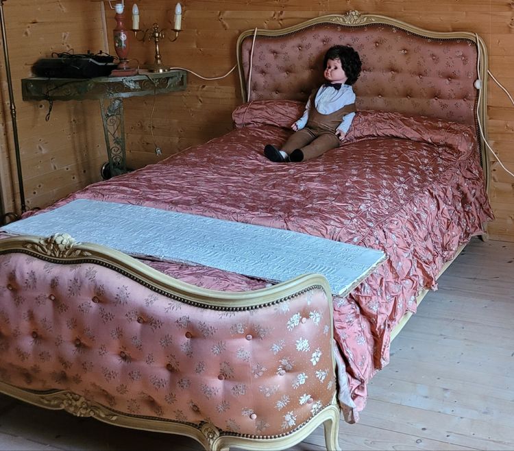bois de Lit 140 CM  CORBEILLE capitonné Style LouisXV avec son dessus de lit assorti 