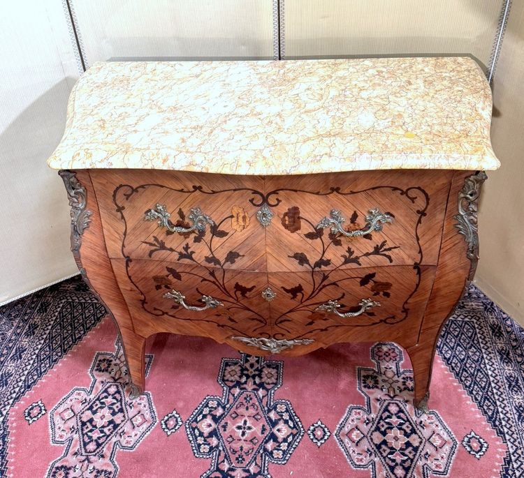 Commode sauteuse de Dame galbée style Louis XV en marquèterie