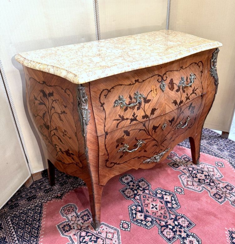 Commode sauteuse de Dame galbée style Louis XV en marquèterie