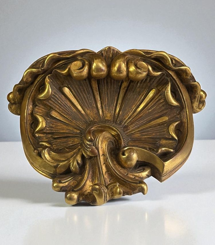 PAIRE DE GRANDES CONSOLES D'APPLIQUE EN BOIS DORÉ ET SCULPTÉ EPOQUE NAPOLEON III