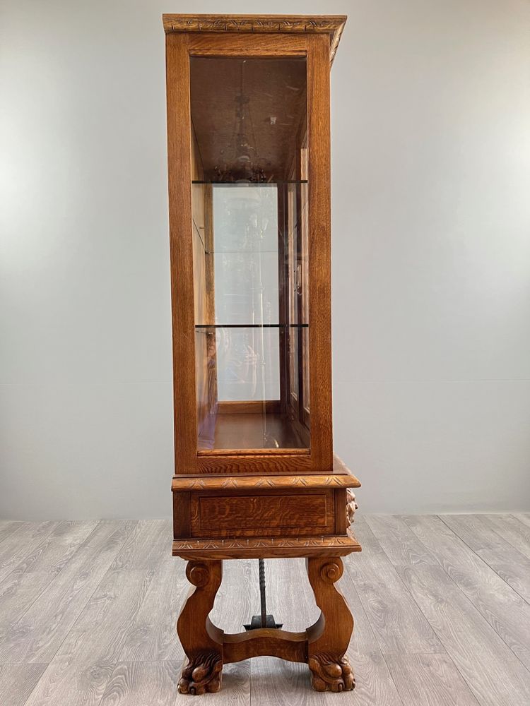 Vitrine en chêne sculpté, style Néo-Renaissance, XXe siècle