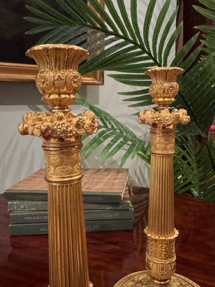 Paire de flambeaux en bronze ciselé et doré, époque Restauration.