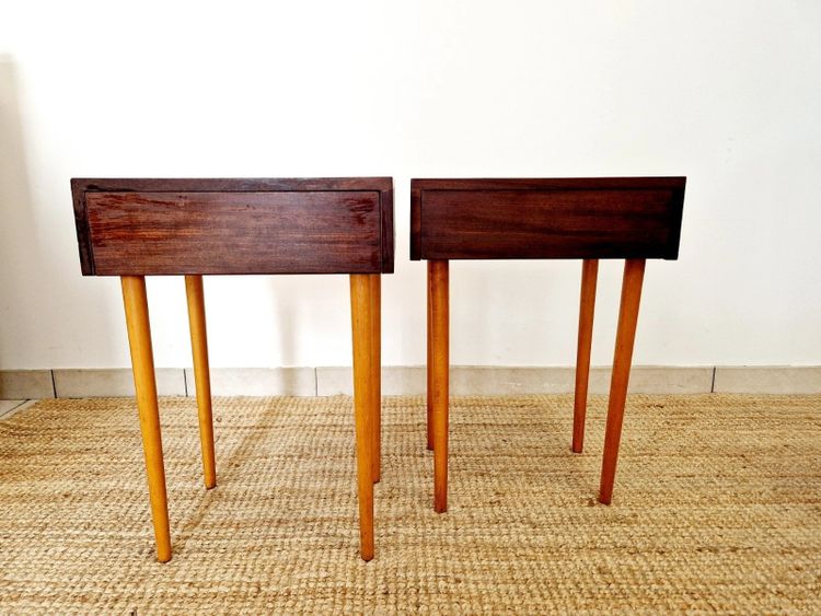 Une paire de tables de chevet Tola du milieu du siècle 