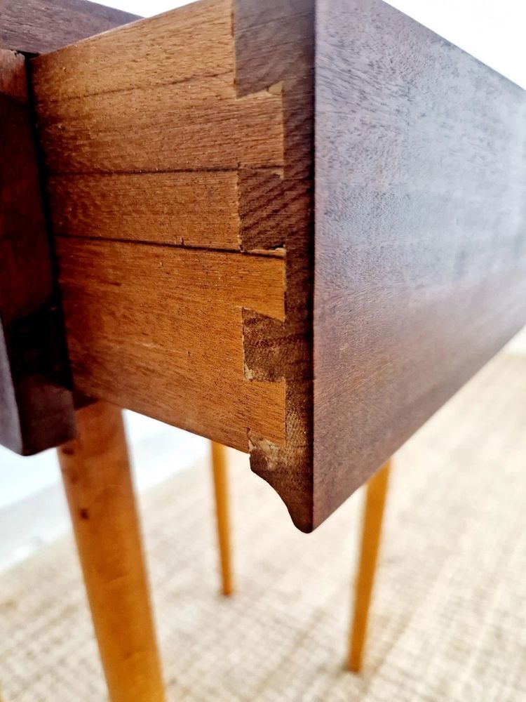 Une paire de tables de chevet Tola du milieu du siècle 