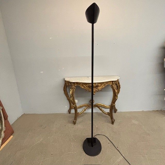 Lampada da terra Mod Otello di Bruno Gecchelin per Oluce anni 80 colore nero. Piantana design . H190