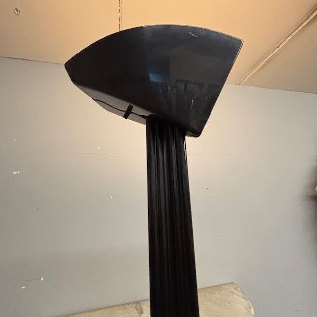 Lampada da terra Mod Otello di Bruno Gecchelin per Oluce anni 80 colore nero. Piantana design . H190