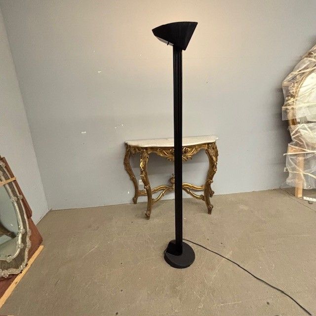 Lampada da terra Mod Otello di Bruno Gecchelin per Oluce anni 80 colore nero. Piantana design . H190
