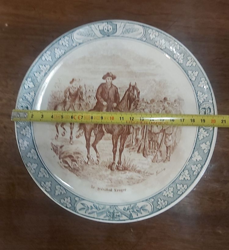 Assiettes historiées terre de fer de la faïencerie Creil et Montereau 