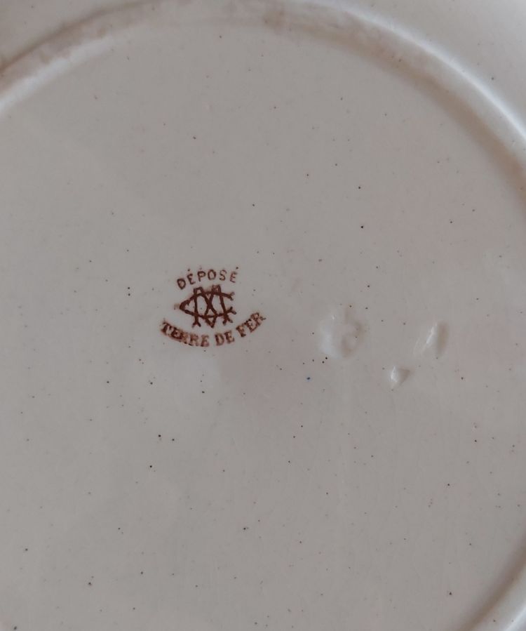 Assiettes historiées terre de fer de la faïencerie Creil et Montereau 