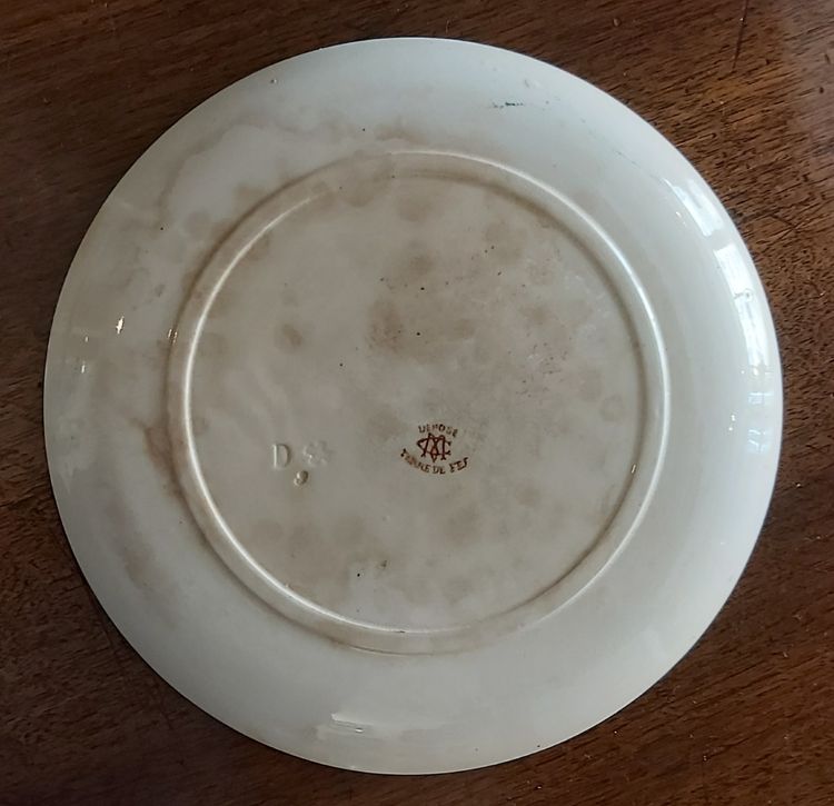 Assiettes historiées terre de fer de la faïencerie Creil et Montereau 
