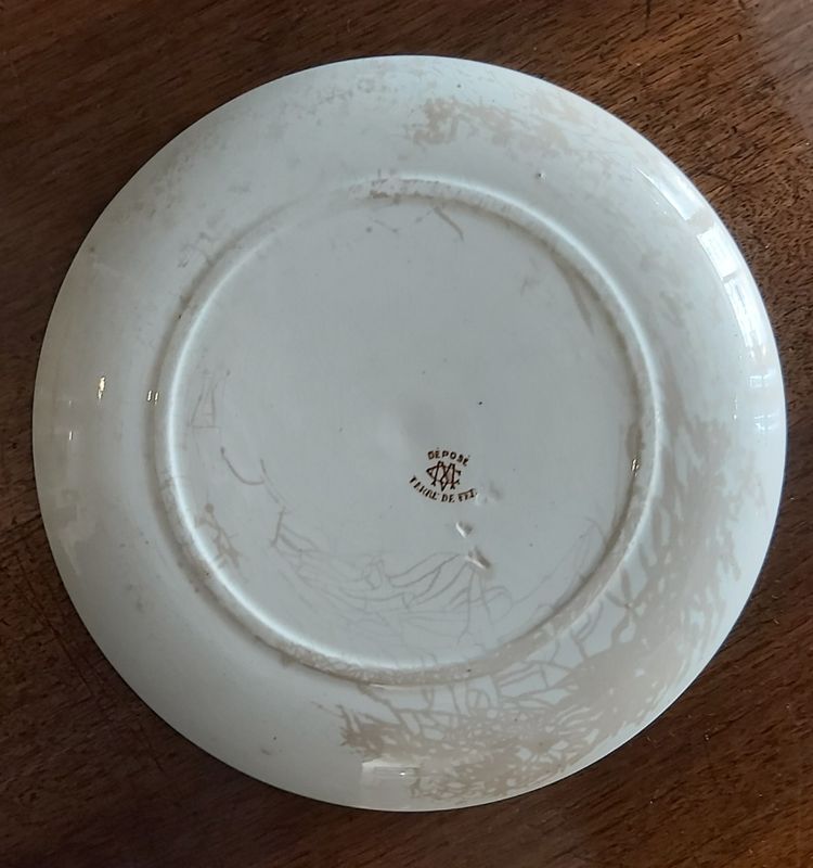 Assiettes historiées terre de fer de la faïencerie Creil et Montereau 