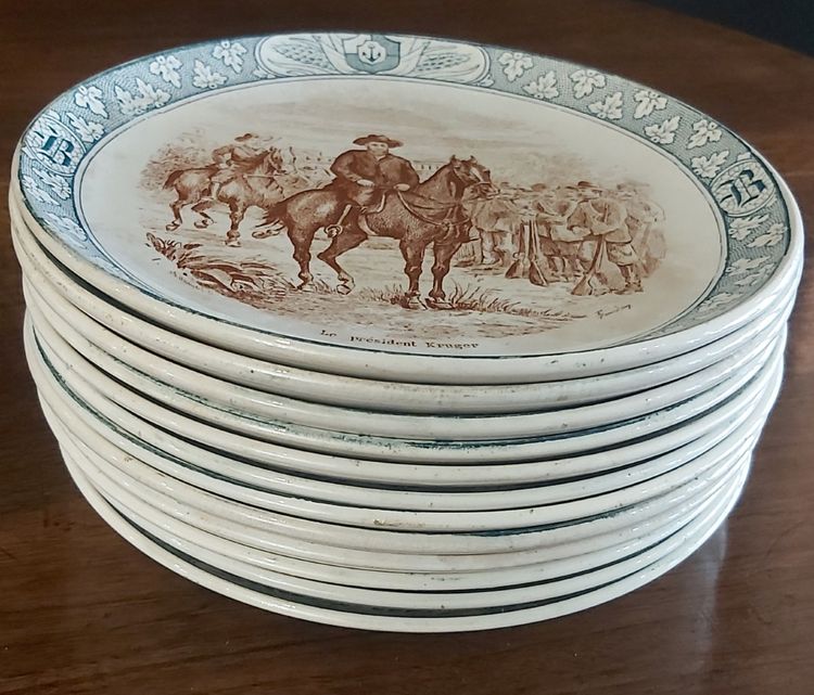 Assiettes historiées terre de fer de la faïencerie Creil et Montereau 