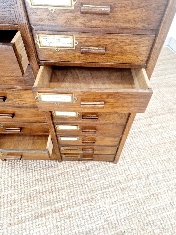 Armoire à index antique en acajou à 18 tiroirs