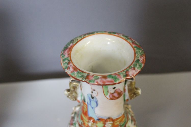 Paire de vases de Canton en Porcelaine , Chine vers 1900