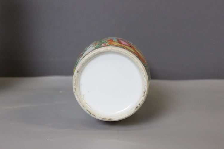 Paire de vases de Canton en Porcelaine , Chine vers 1900