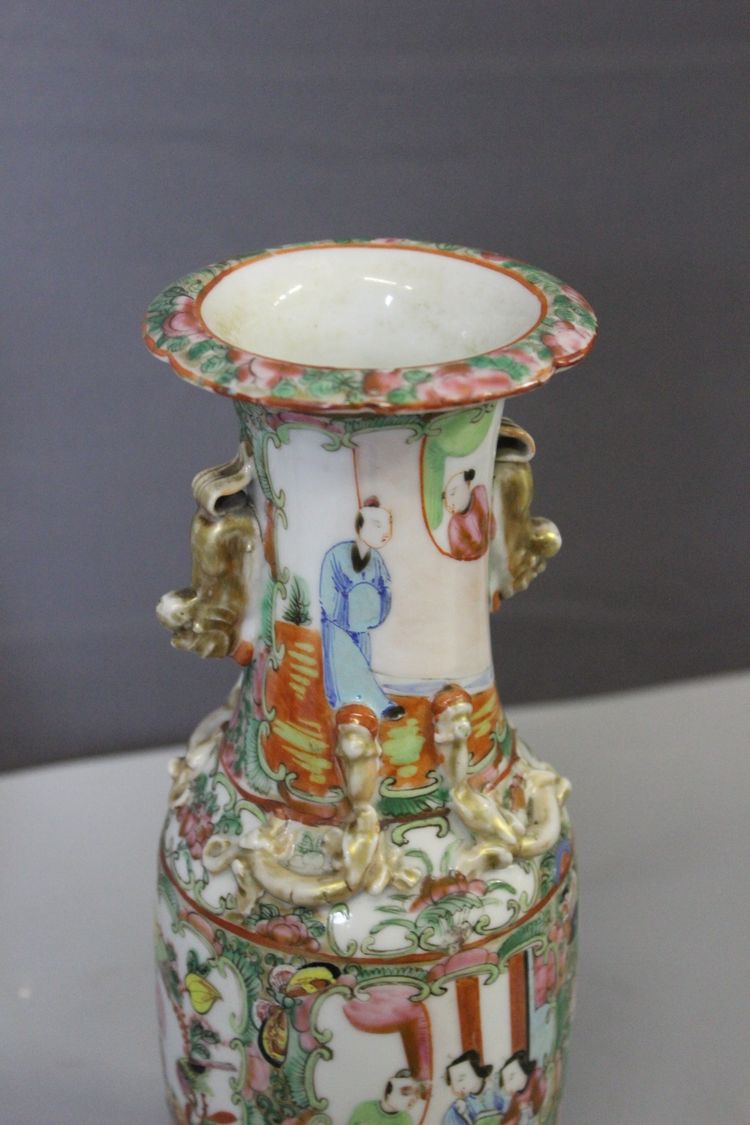 Paire de vases de Canton en Porcelaine , Chine vers 1900