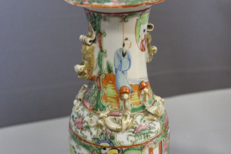 Paire de vases de Canton en Porcelaine , Chine vers 1900