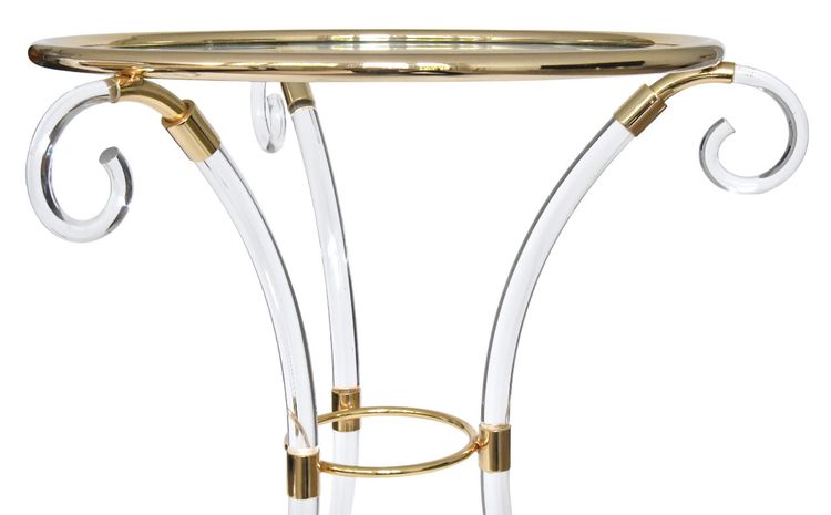 Tavolo con piedistallo Hollywood Regency in ottone dorato e lucite attribuito a Charles Hollis Jones