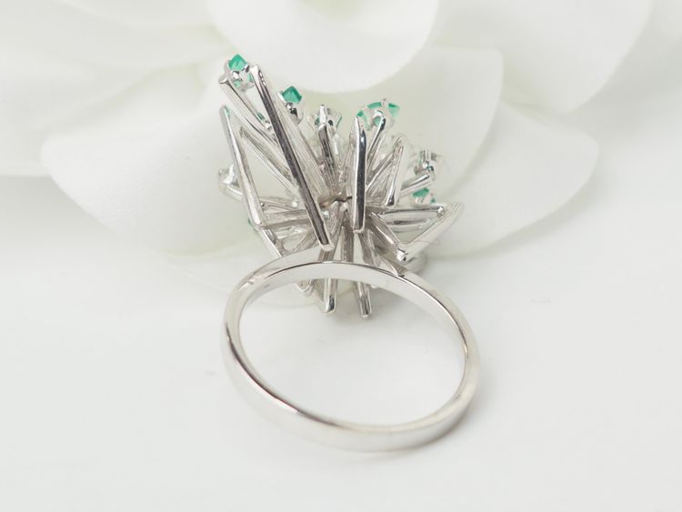 Bague en or blanc, émeraudes et diamants