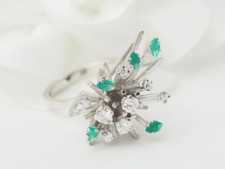 Bague en or blanc, émeraudes et diamants