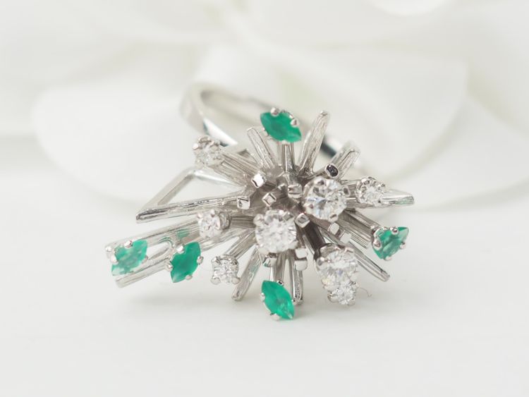 Bague en or blanc, émeraudes et diamants