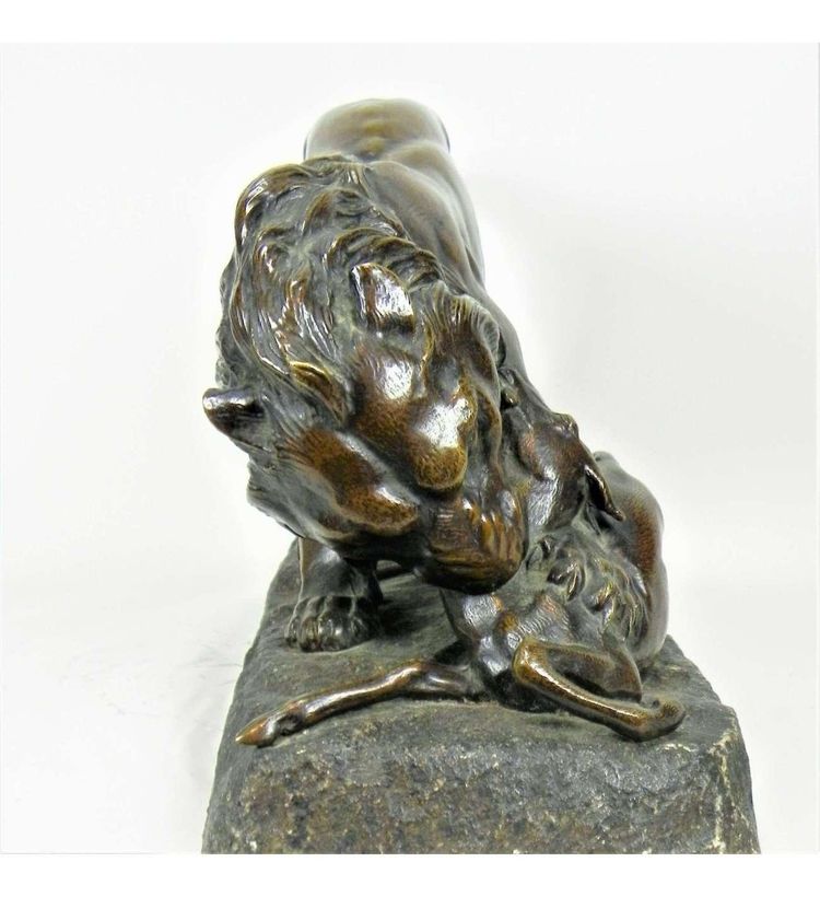 Georges Gardet - (1863-1939)+ Bronzo, Leone che divora un'antilope