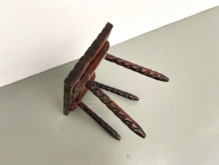 Sellette en pin sculpté