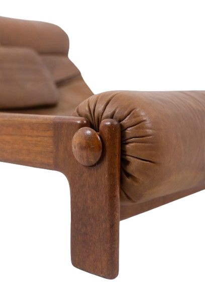 Poltrona e pouf in olmo biondo e pelle. Circa 1970. LS61501217