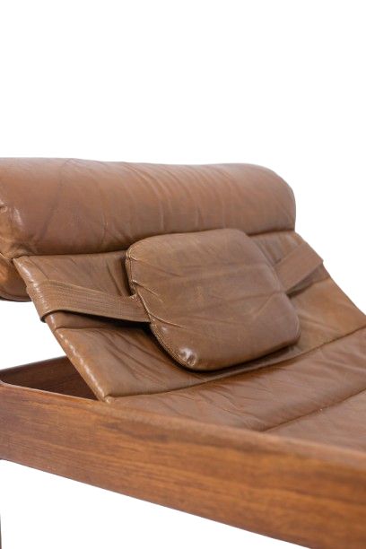 Poltrona e pouf in olmo biondo e pelle. Circa 1970. LS61501217