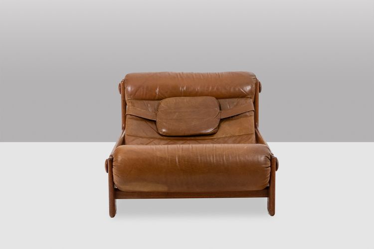 Poltrona e pouf in olmo biondo e pelle. Circa 1970. LS61501217