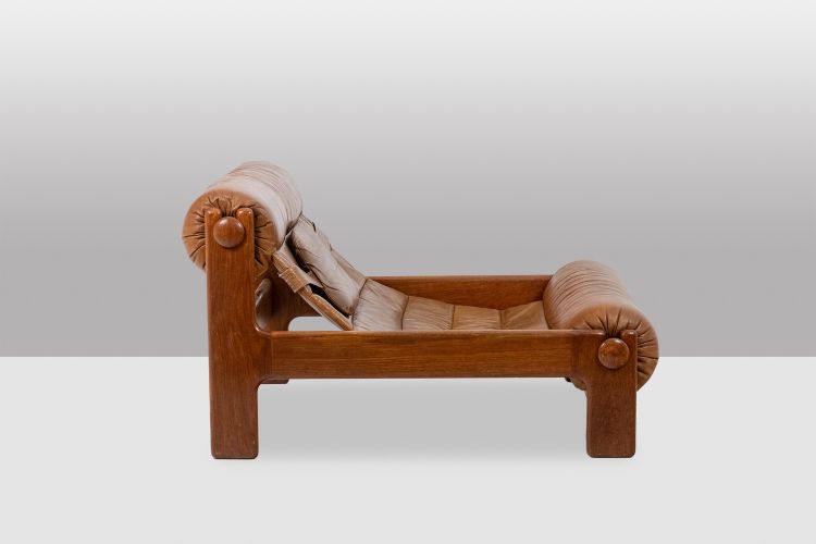 Poltrona e pouf in olmo biondo e pelle. Circa 1970. LS61501217