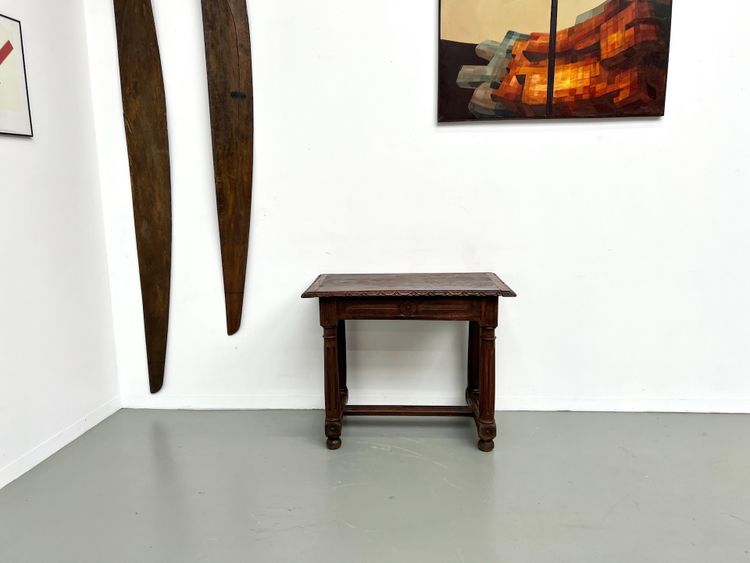 Kleiner Schreibtisch aus geschnitzter Eiche, 19. Jahrhundert