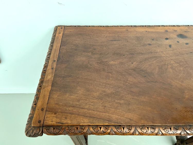 Kleiner Schreibtisch aus geschnitzter Eiche, 19. Jahrhundert