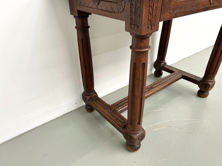 Kleiner Schreibtisch aus geschnitzter Eiche, 19. Jahrhundert