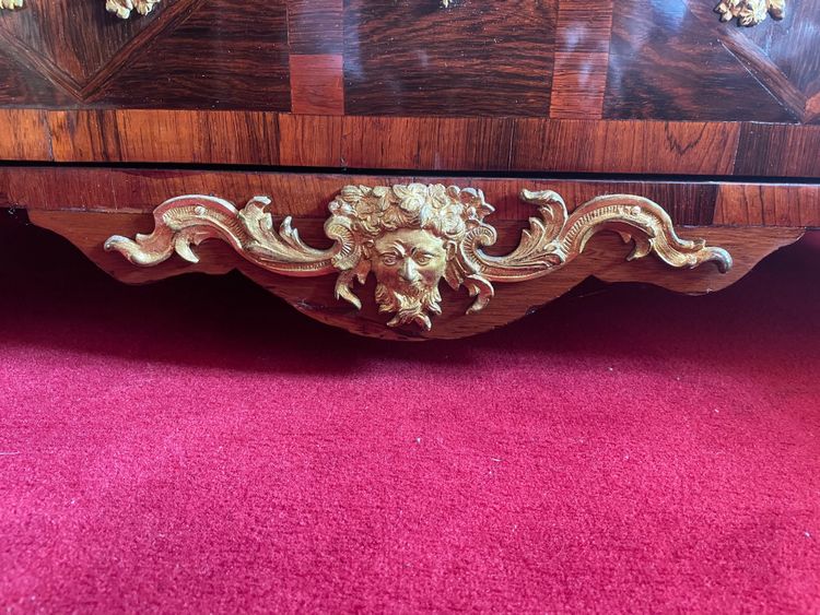 Commode régence en bois de placage vers 1730 